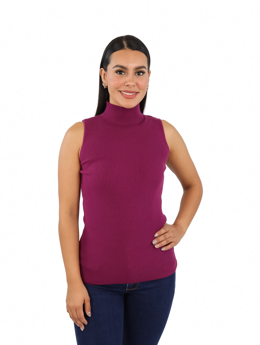 Blusa morada sin mangas con cuello alto y textura acanalada.