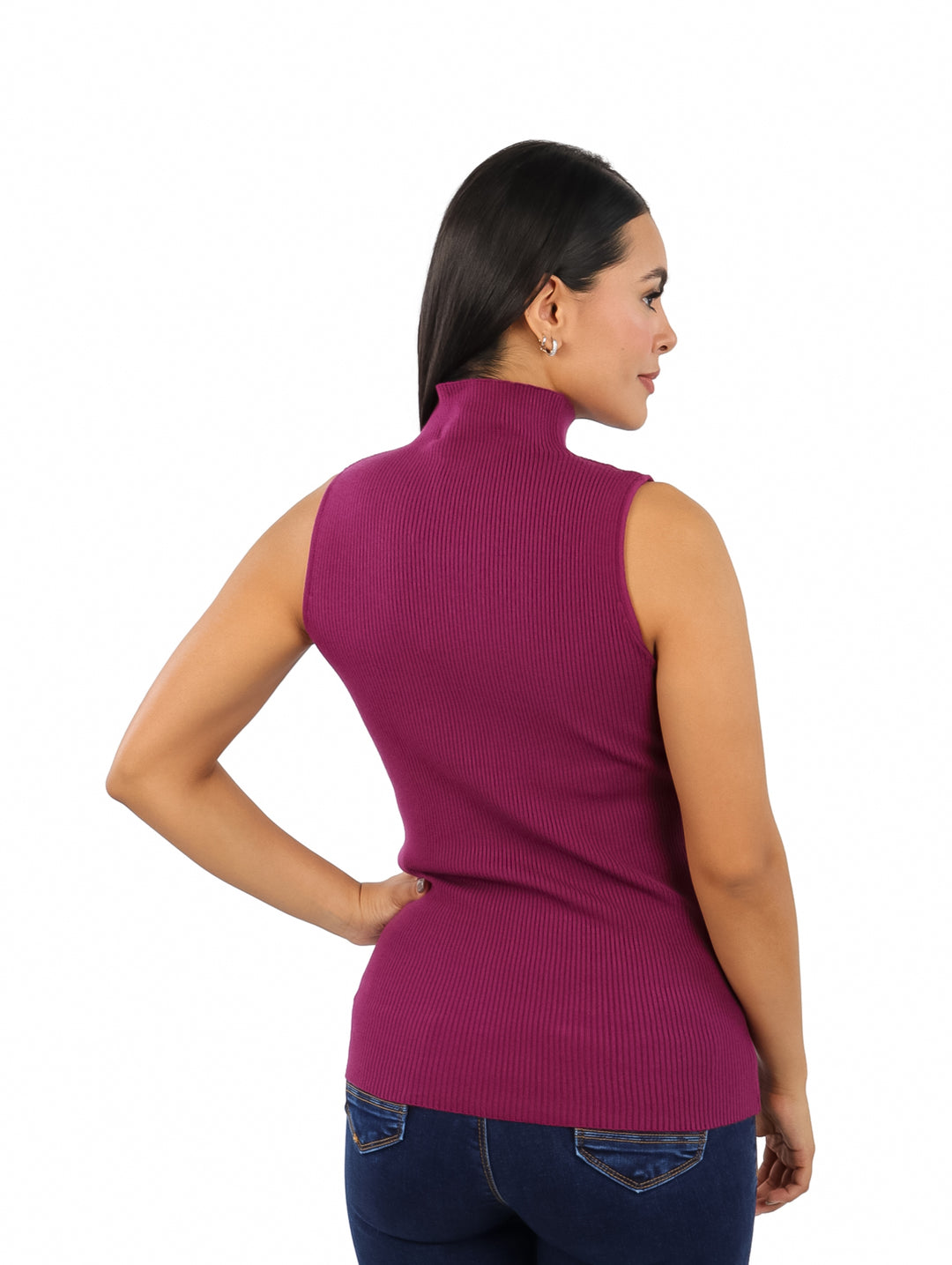 Blusa morada sin mangas con cuello alto y textura acanalada.