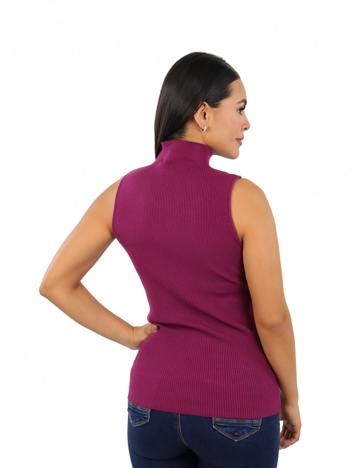 Blusa morada sin mangas con cuello alto y textura acanalada.