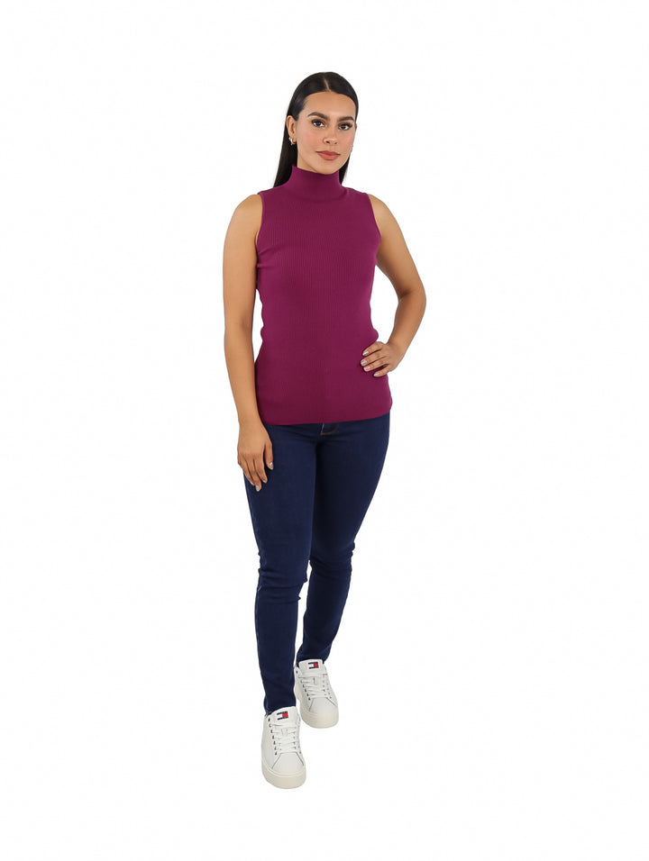 Blusa morada sin mangas con cuello alto y textura acanalada.
