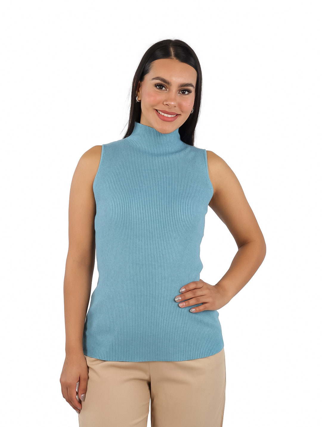 Mujer vistiendo una blusa azul sin mangas de cuello alto y textura acanalada.