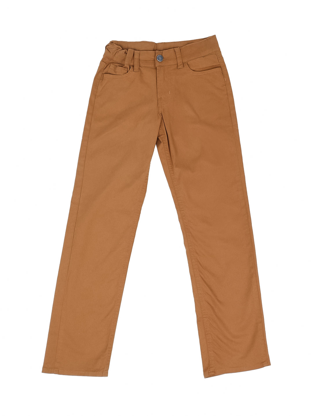Niño modelando un pantalón casual color tabaco con camiseta blanca y tenis beige.