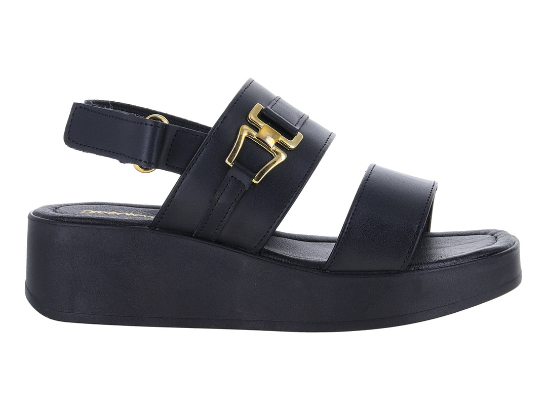 Sandalia de plataforma color negro con hebilla dorada y correa ajustable al tobillo.