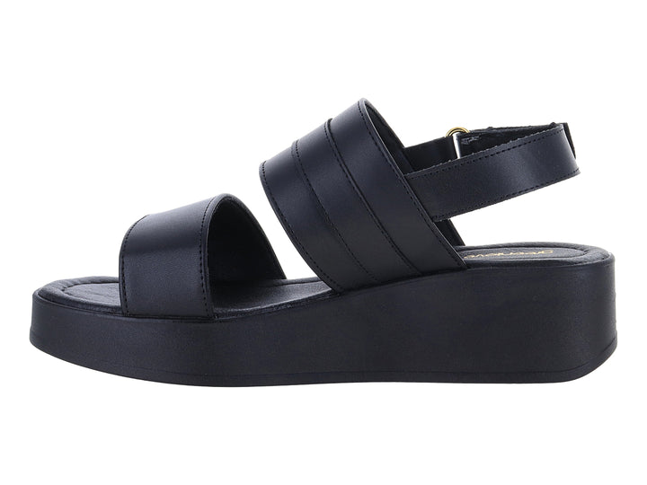 Sandalia de plataforma color negro con hebilla dorada y correa ajustable al tobillo.