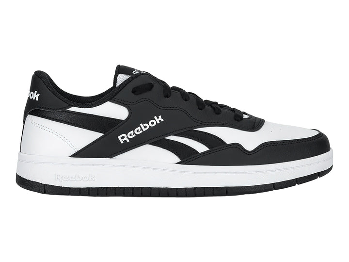 Tenis de baloncesto Reebok en colores blanco y negro con suela blanca y detalles laterales negros.