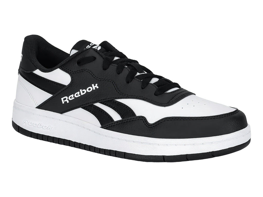 Tenis de baloncesto Reebok en colores blanco y negro con suela blanca y detalles laterales negros.