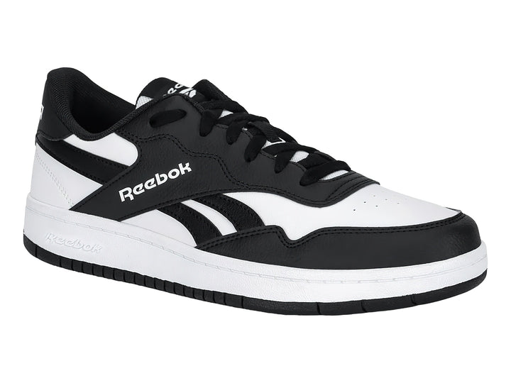 Tenis de baloncesto Reebok en colores blanco y negro con suela blanca y detalles laterales negros.