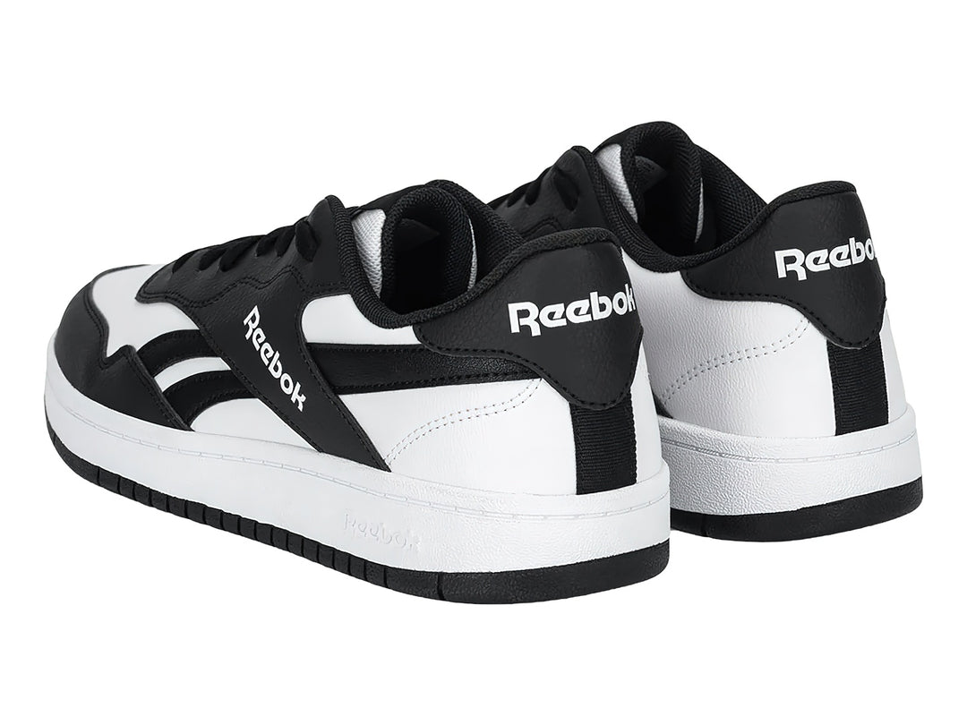 Tenis de baloncesto Reebok en colores blanco y negro con suela blanca y detalles laterales negros.