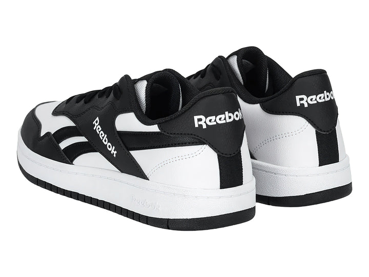 Tenis de baloncesto Reebok en colores blanco y negro con suela blanca y detalles laterales negros.