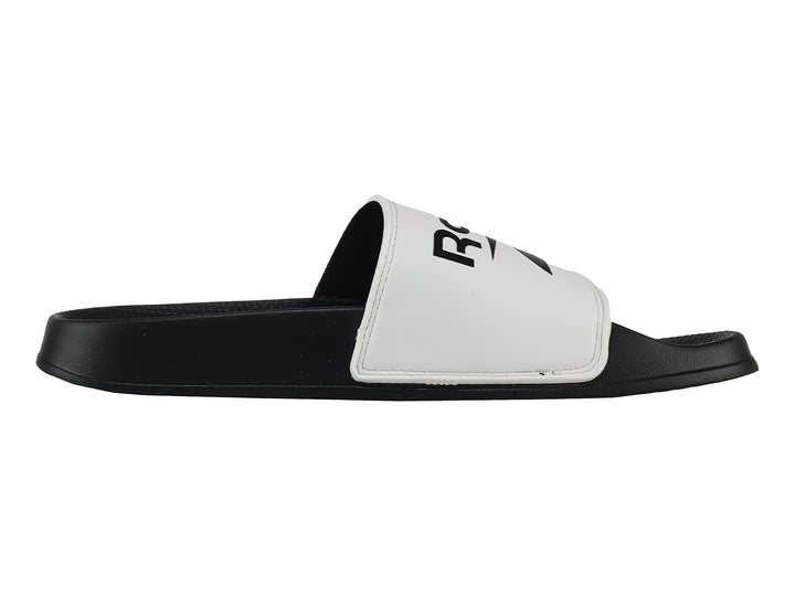 Sandalia deslizable Reebok con correa blanca y suela negra.