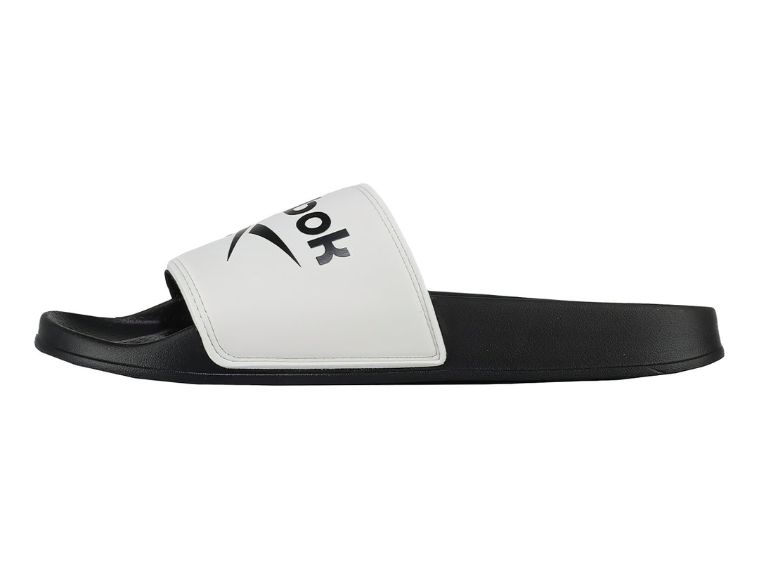 Sandalia deslizable Reebok con correa blanca y suela negra.