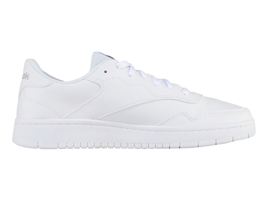 Tenis deportivos Reebok de color blanco total con suela blanca y agujetas blancas.
