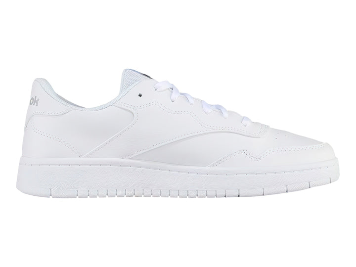 Tenis deportivos Reebok de color blanco total con suela blanca y agujetas blancas.