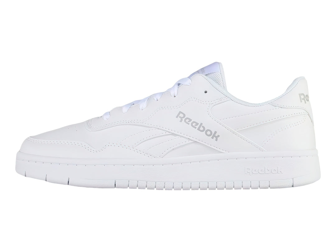 Tenis deportivos Reebok de color blanco total con suela blanca y agujetas blancas.