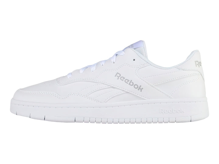 Tenis deportivos Reebok de color blanco total con suela blanca y agujetas blancas.