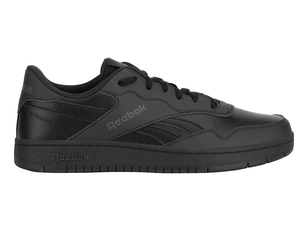 Tenis Reebok color negro con suela plana y cordones, vista lateral.