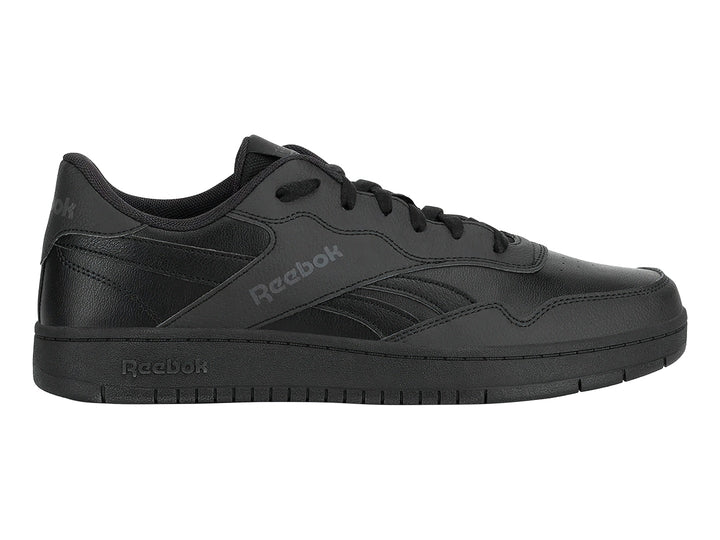 Tenis Reebok color negro con suela plana y cordones, vista lateral.