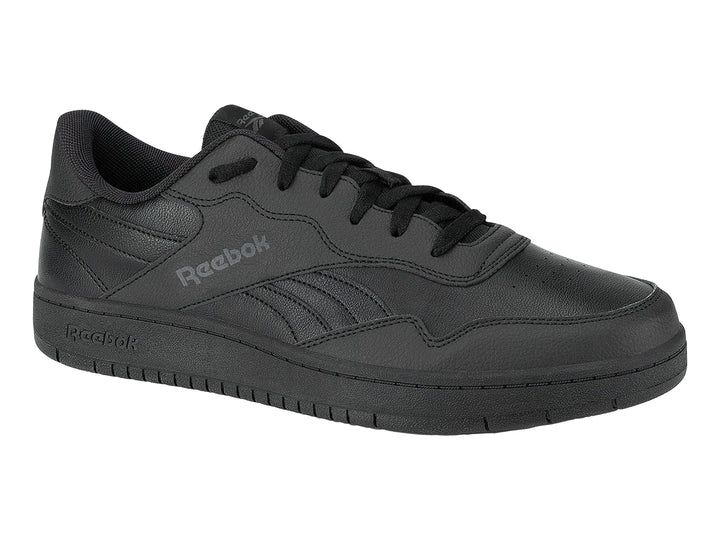 Tenis Reebok color negro con suela plana y cordones, vista lateral.