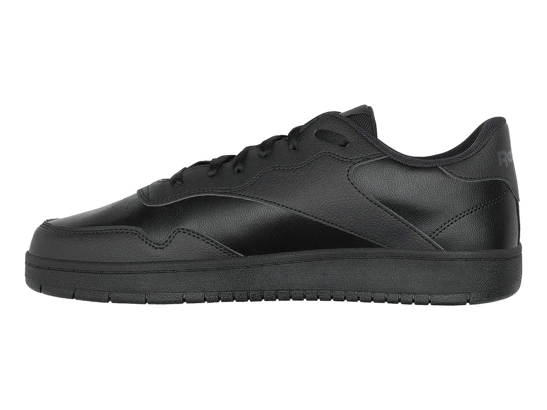 Tenis Reebok color negro con suela plana y cordones, vista lateral.