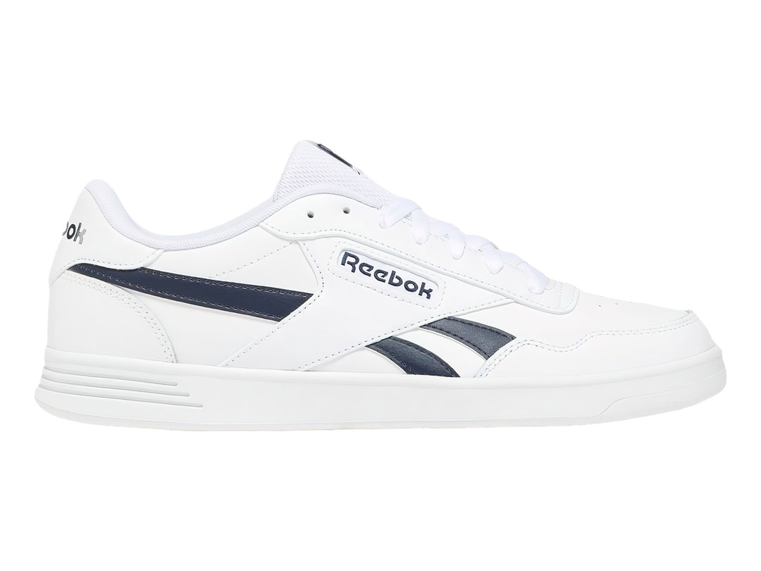 Tenis deportivos Reebok Court Advance en color blanco con detalles laterales en negro y suela blanca.