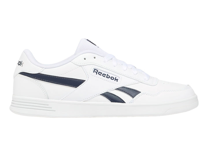 Tenis deportivos Reebok Court Advance en color blanco con detalles laterales en negro y suela blanca.