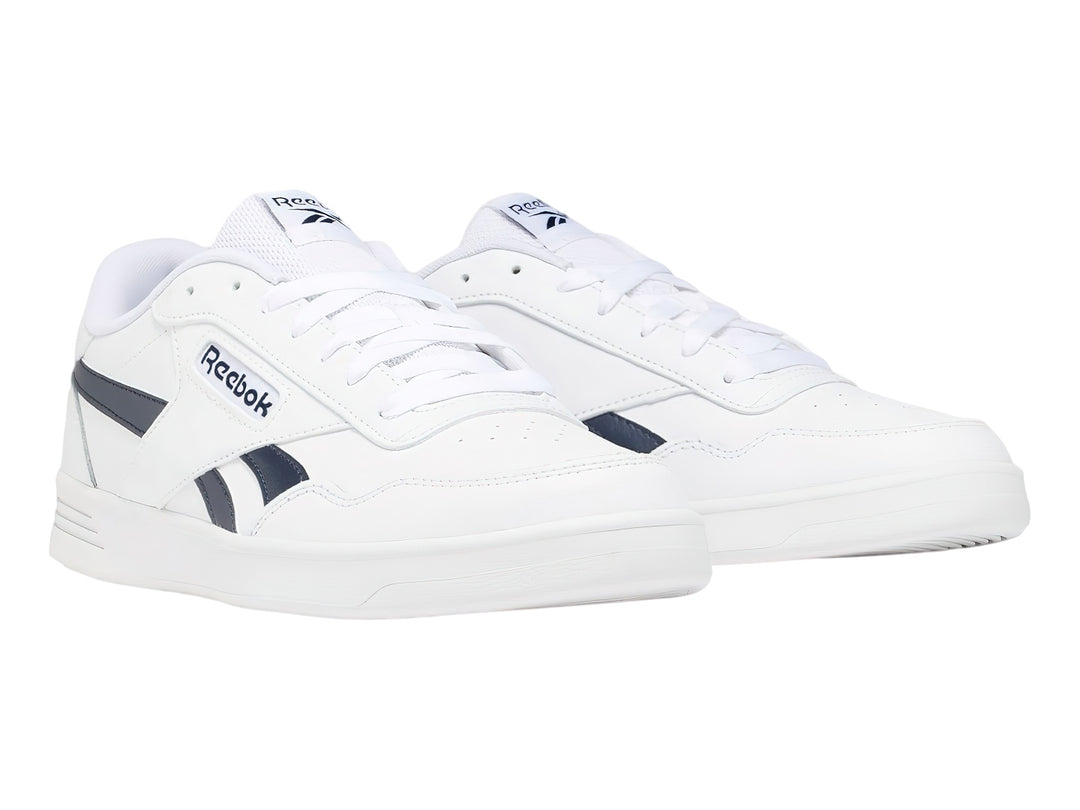 Tenis deportivos Reebok Court Advance en color blanco con detalles laterales en negro y suela blanca.