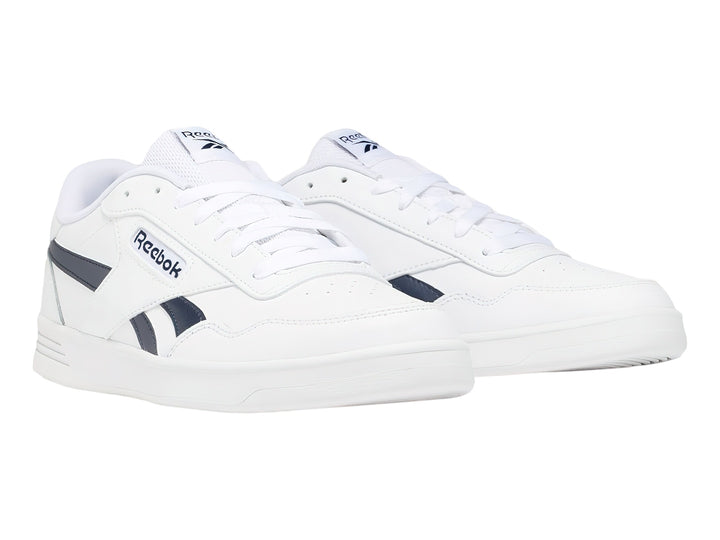 Tenis deportivos Reebok Court Advance en color blanco con detalles laterales en negro y suela blanca.