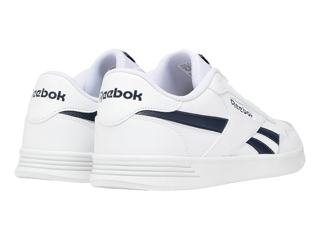 Tenis deportivos Reebok Court Advance en color blanco con detalles laterales en negro y suela blanca.