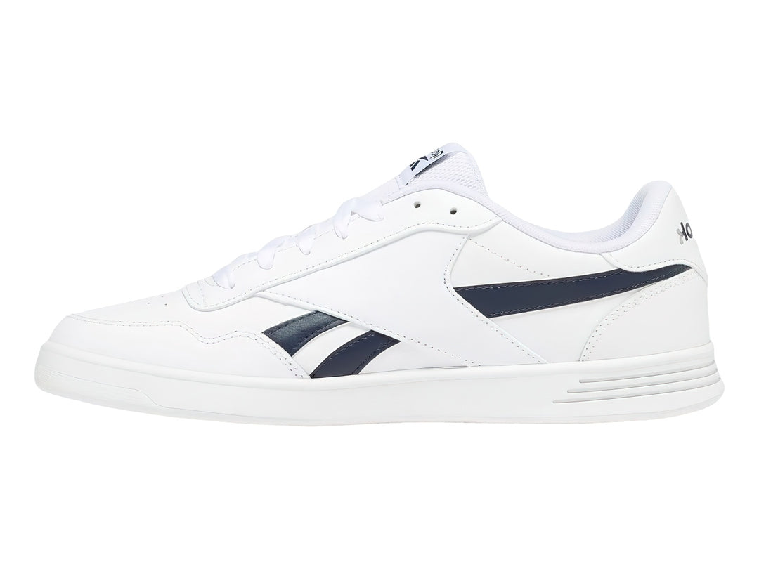Tenis deportivos Reebok Court Advance en color blanco con detalles laterales en negro y suela blanca.