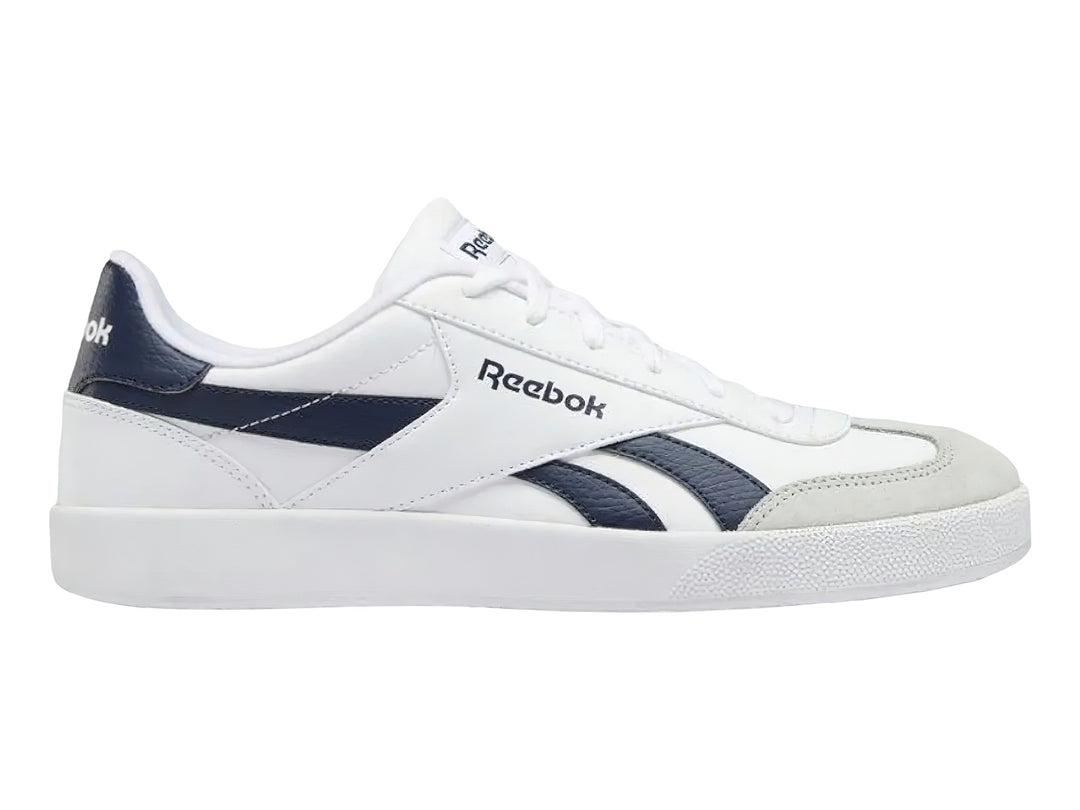 Tenis Reebok Smash Edge en color blanco con detalles laterales en negro y punta gris.