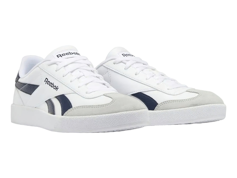 Tenis Reebok Smash Edge en color blanco con detalles laterales en negro y punta gris.