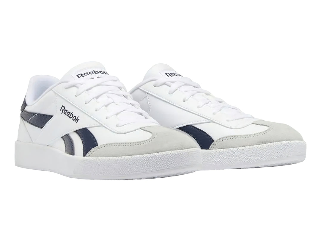Tenis Reebok Smash Edge en color blanco con detalles laterales en negro y punta gris.