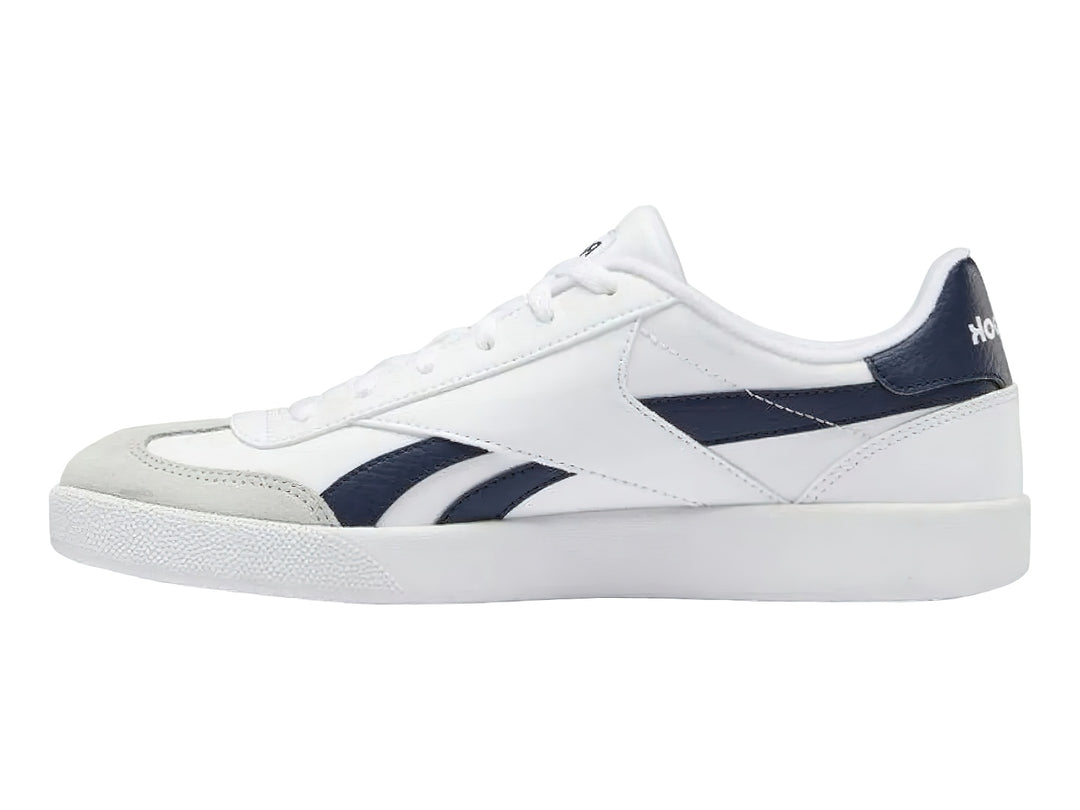 Tenis Reebok Smash Edge en color blanco con detalles laterales en negro y punta gris.