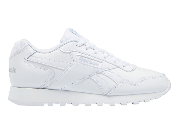 Tenis deportivos Reebok de color blanco, corte bajo, con cordones y suela blanca.