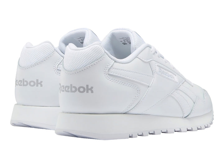 Tenis deportivos Reebok de color blanco, corte bajo, con cordones y suela blanca.