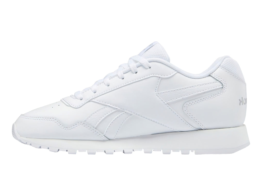 Tenis deportivos Reebok de color blanco, corte bajo, con cordones y suela blanca.