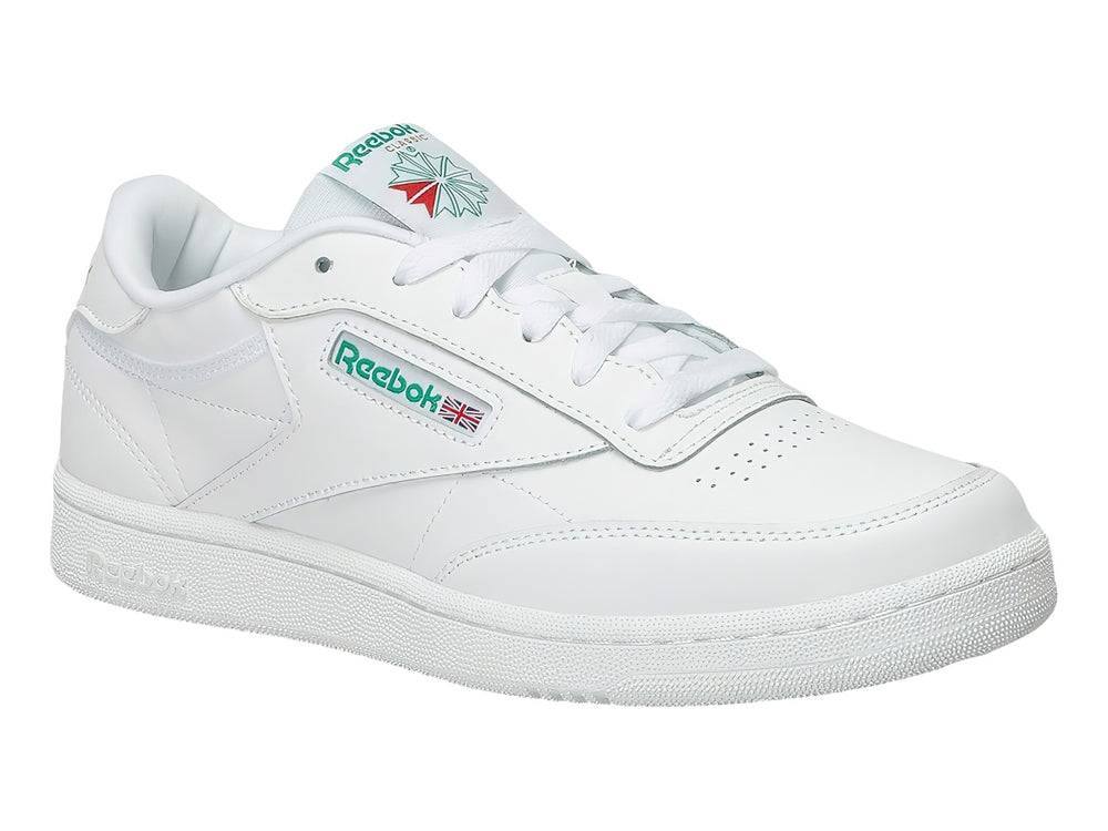 Tenis Reebok Club C blancos con detalles verdes y suela blanca.