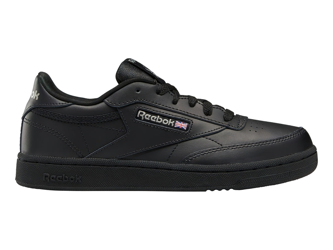 Tenis deportivos Reebok Club C en color negro para Niño con suela y cordones negros.