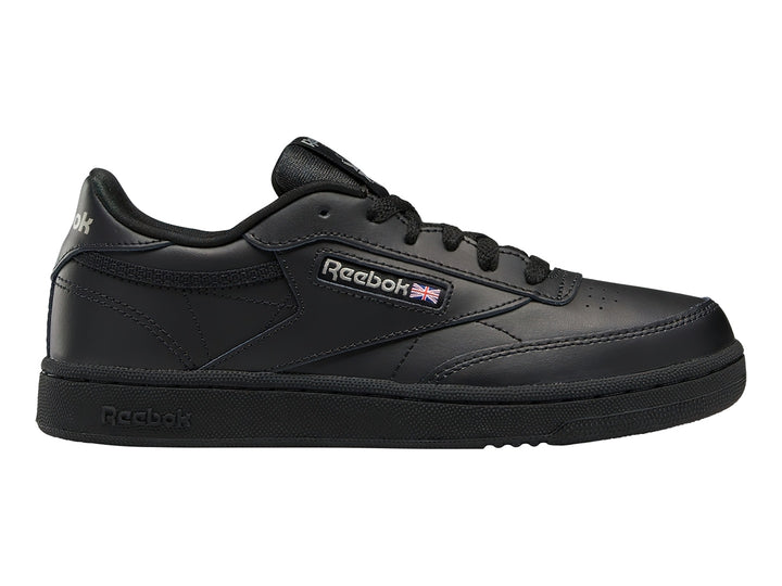Tenis deportivos Reebok Club C en color negro para Niño con suela y cordones negros.