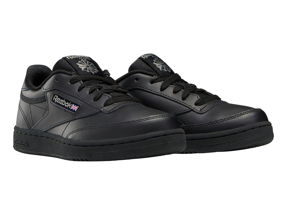 Tenis deportivos Reebok Club C en color negro para Niño con suela y cordones negros.