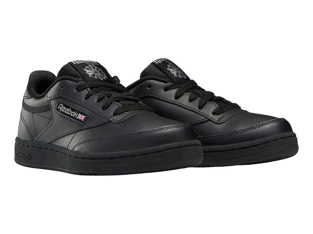 Tenis deportivos Reebok Club C en color negro para Niño con suela y cordones negros.