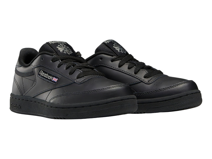 Tenis deportivos Reebok Club C en color negro para Niño con suela y cordones negros.