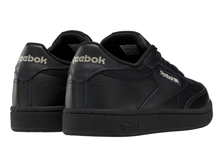 Tenis deportivos Reebok Club C en color negro para Niño con suela y cordones negros.