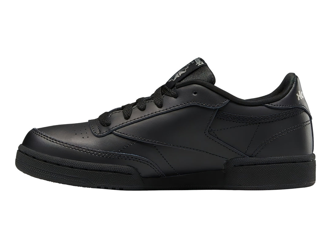 Tenis deportivos Reebok Club C en color negro para Niño con suela y cordones negros.