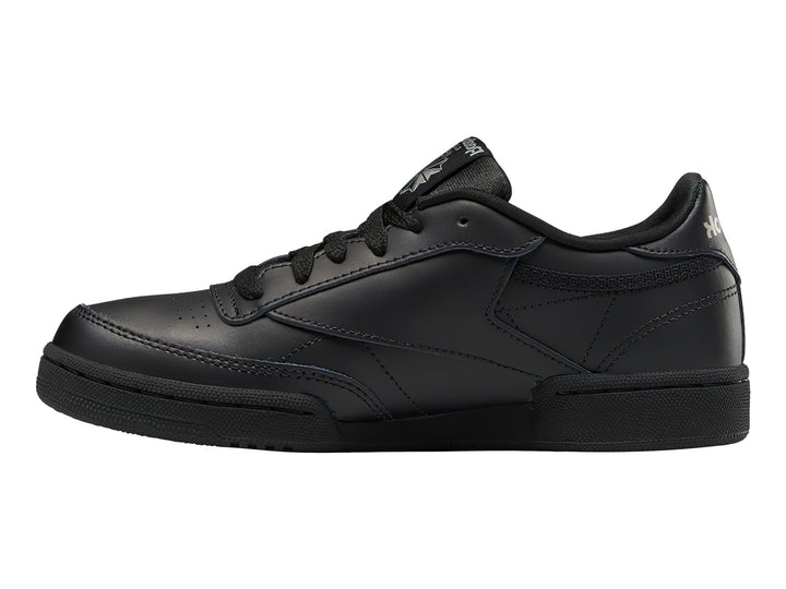 Tenis deportivos Reebok Club C en color negro para Niño con suela y cordones negros.