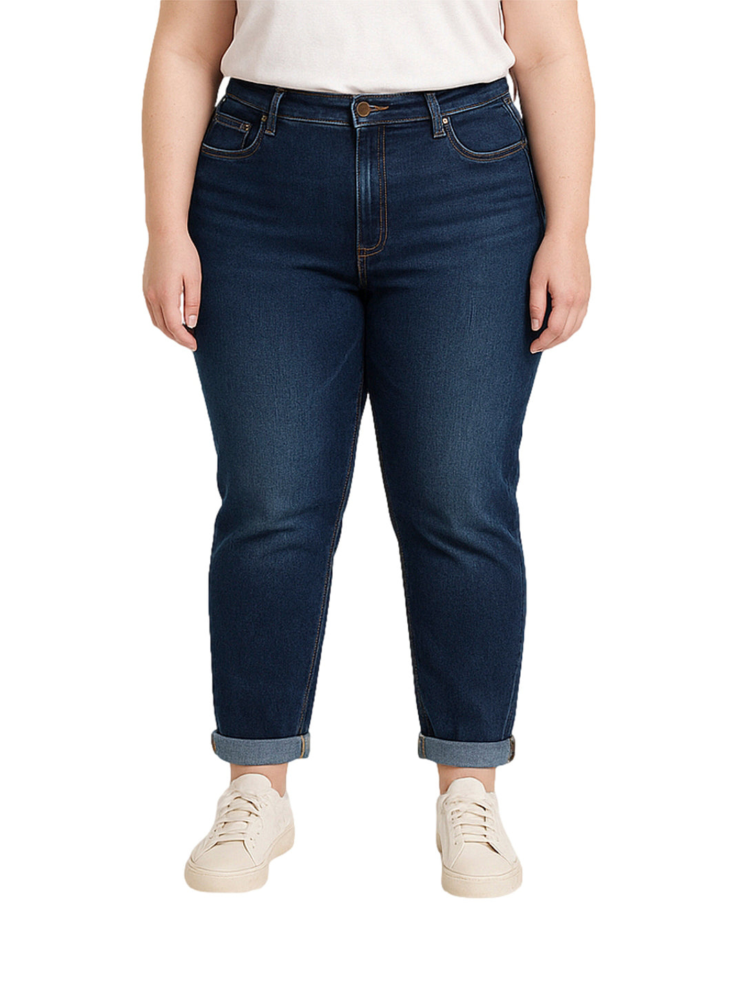 Mujer vistiendo pantalones ECO JEANS Curvy Skinny en color azul oscuro con dobladillos doblados.