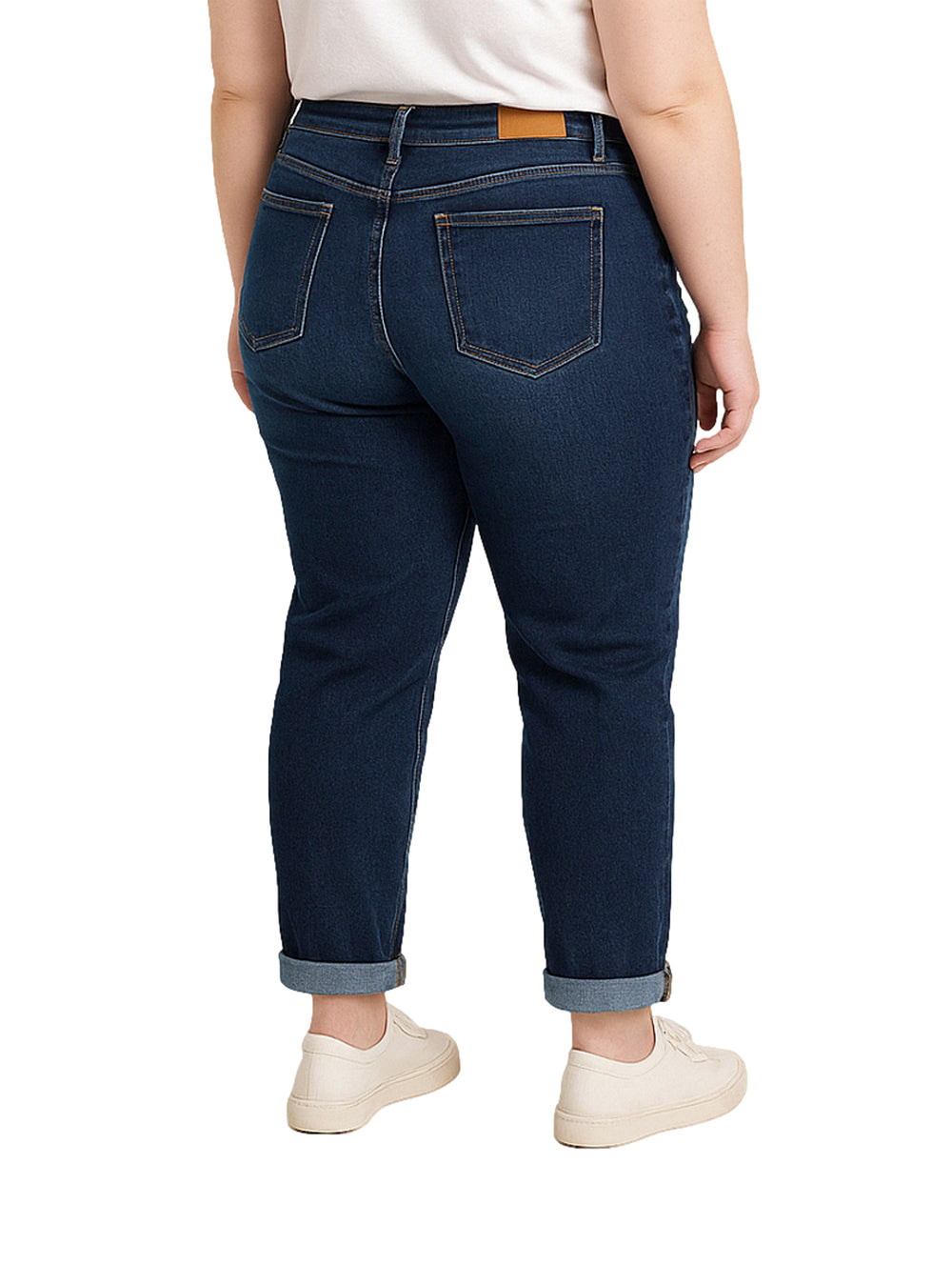Mujer vistiendo pantalones ECO JEANS Curvy Skinny en color azul oscuro con dobladillos doblados.