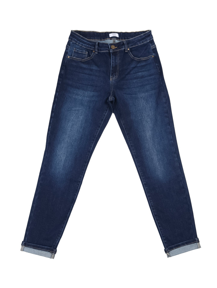Mujer vistiendo pantalones ECO JEANS Curvy Skinny en color azul oscuro con dobladillos doblados.
