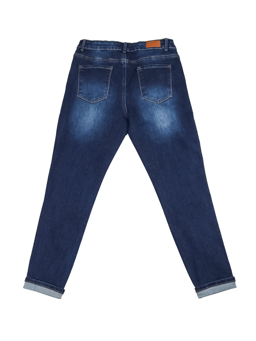 Mujer vistiendo pantalones ECO JEANS Curvy Skinny en color azul oscuro con dobladillos doblados.