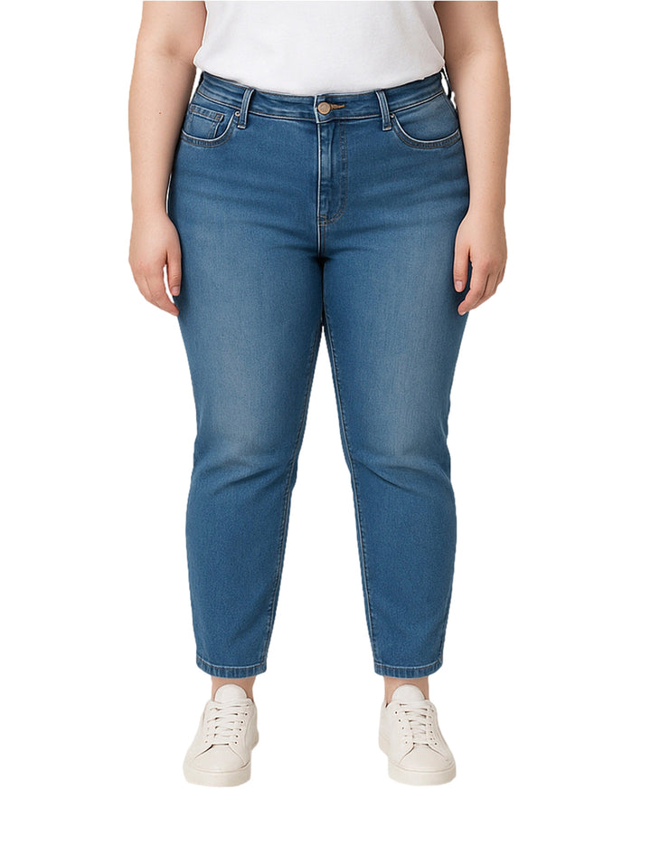 Mujer vistiendo pantalones jeans skinny en color azul doble stone.
